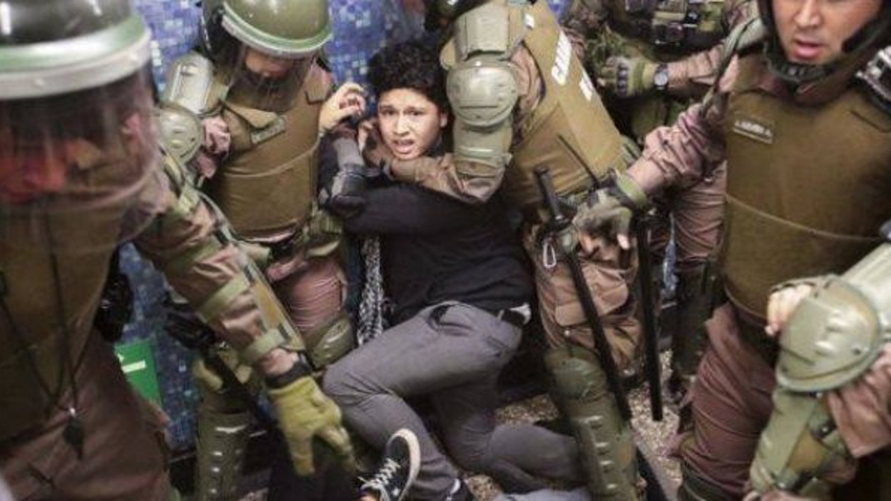 Şili’de metroya zam yapıldı halk sokağa döküldü!