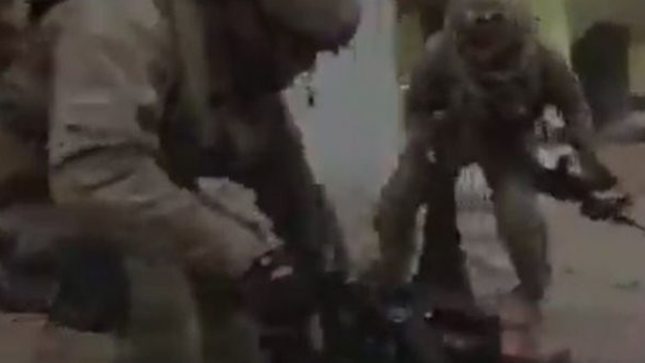 Çatışma sırasında yaralı asker böyle taşındı