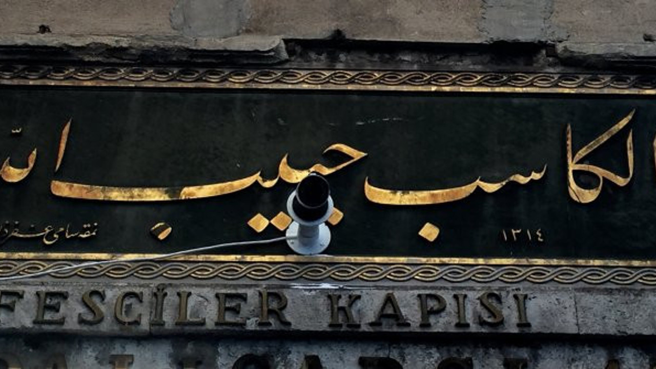 Tarihi kitabeyi matkapla delip, kamera monte ettiler