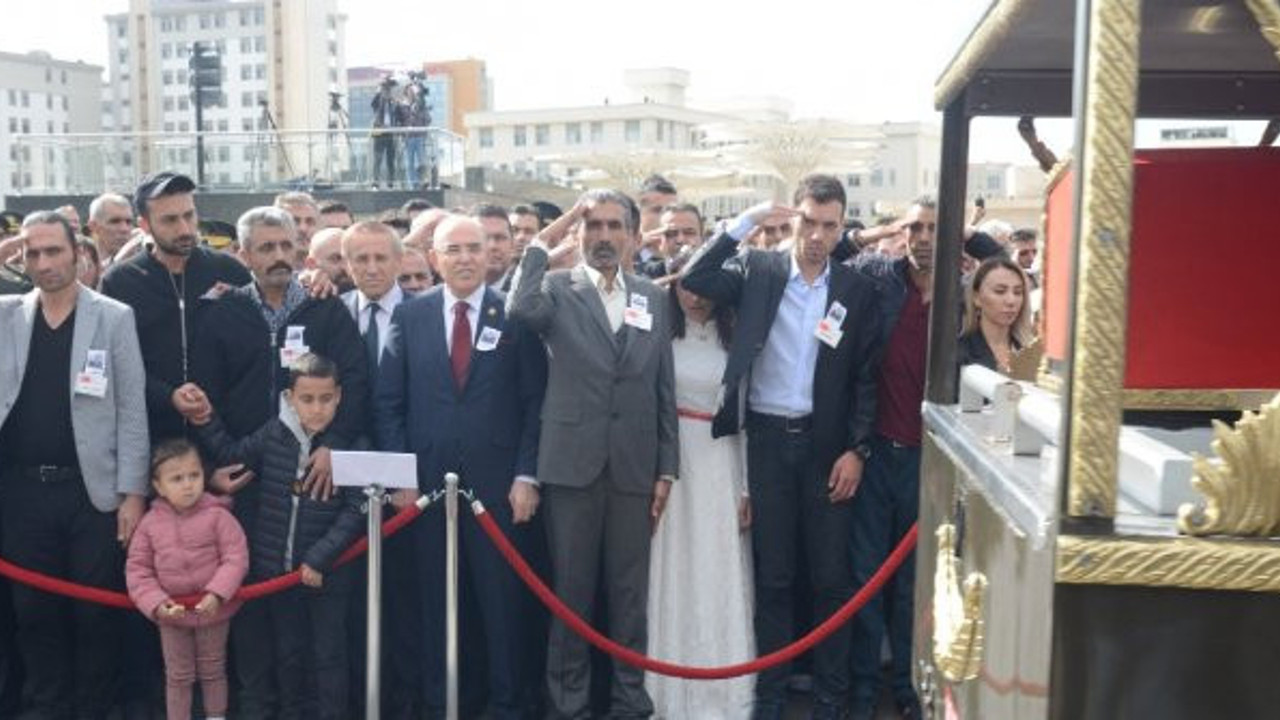 Şehit nişanlısını gelinlikle son yolculuğa uğurladı