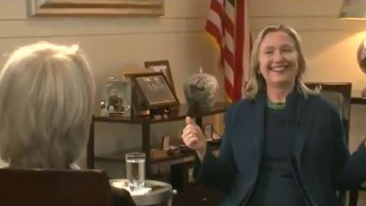 Clinton Kaddafi'nin ölümünü kahkahalarla anlattı