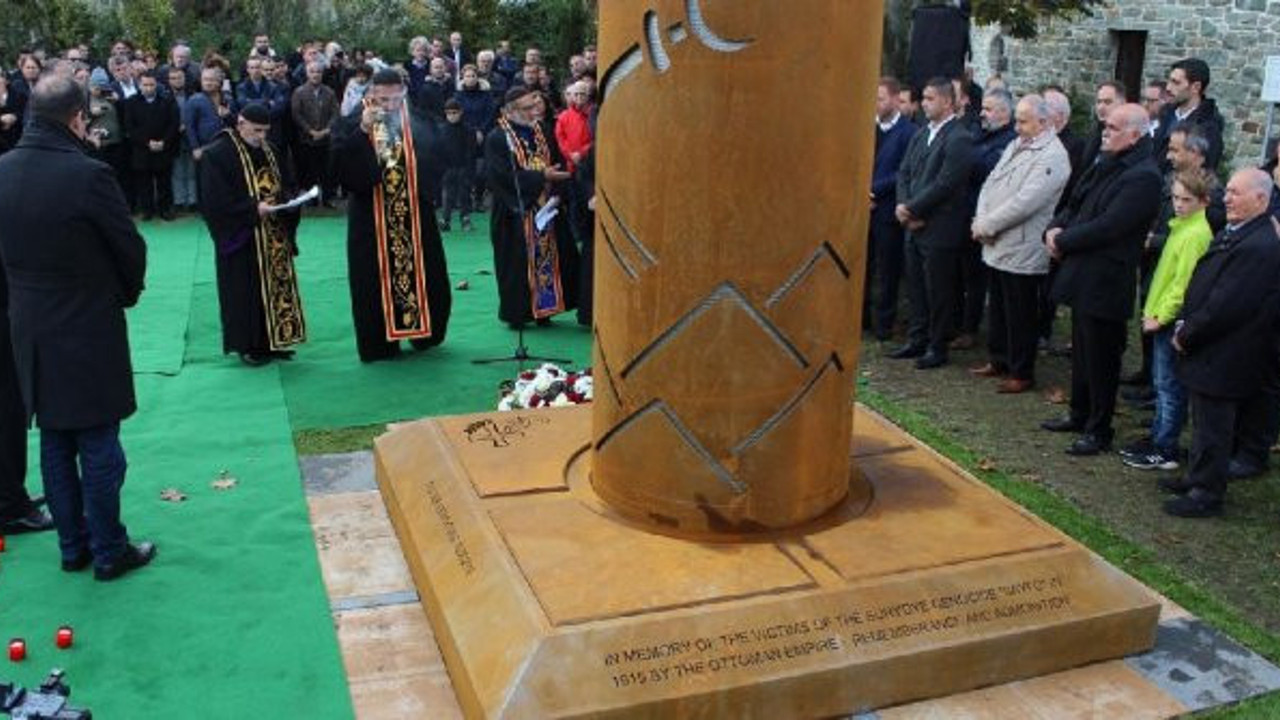 Almanya'da skandal: Soykırım heykeli diktiler!