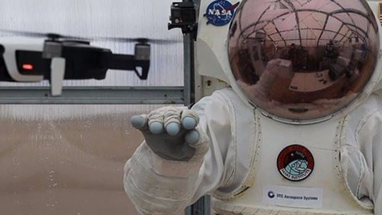 Astronotlar için akıllı eldiven!