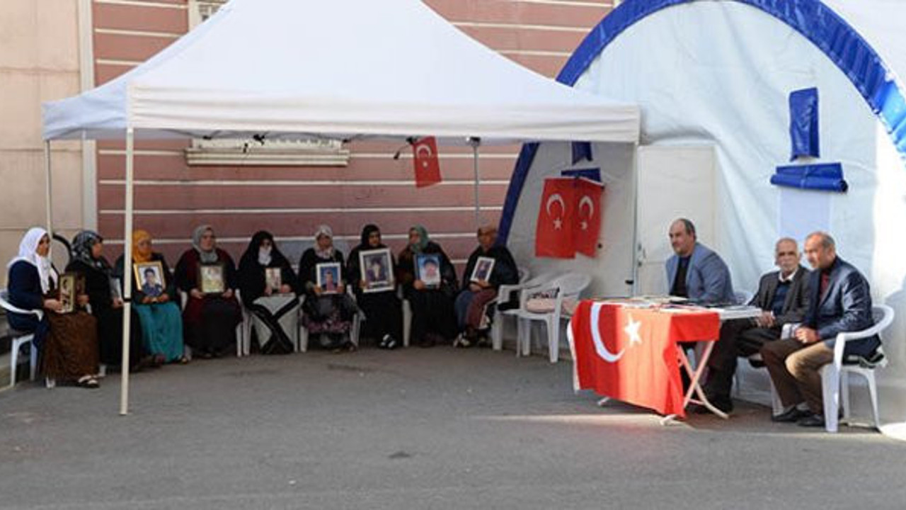 HDP binası önünde eylem yapan annelere sosyal medyadan destek