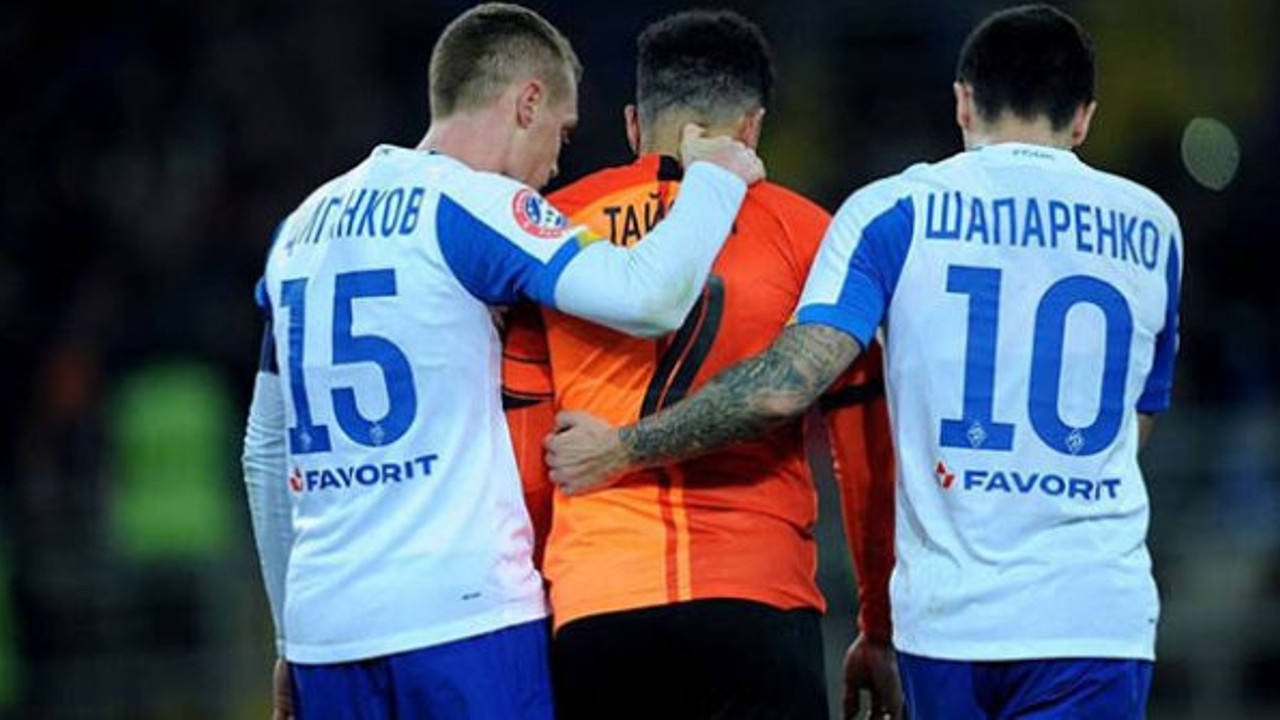 Irkçı taraftarlara tepki gösterdi, kırmızı kartla atıldı!