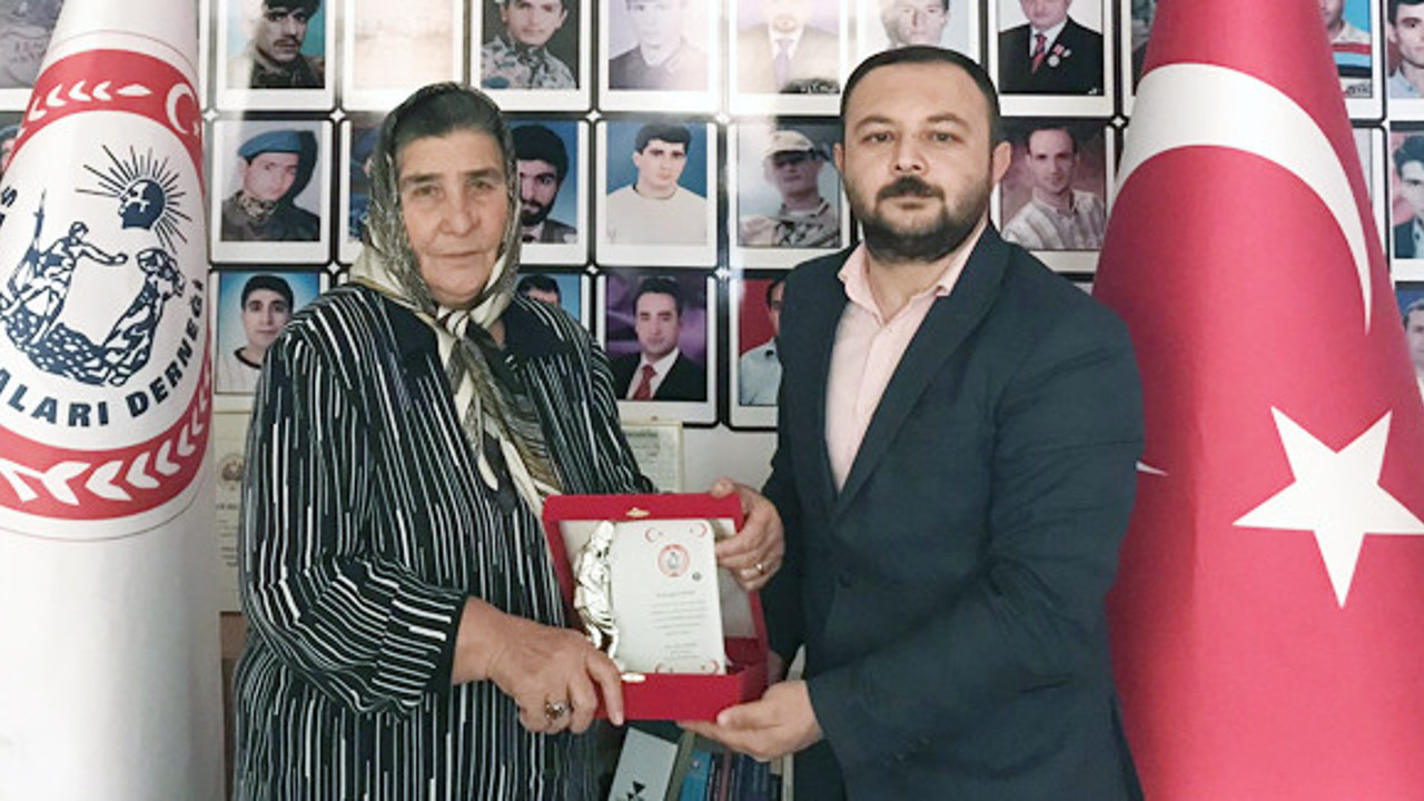 Şehit Anaları Derneği'nden Yeniçağ'a plaket