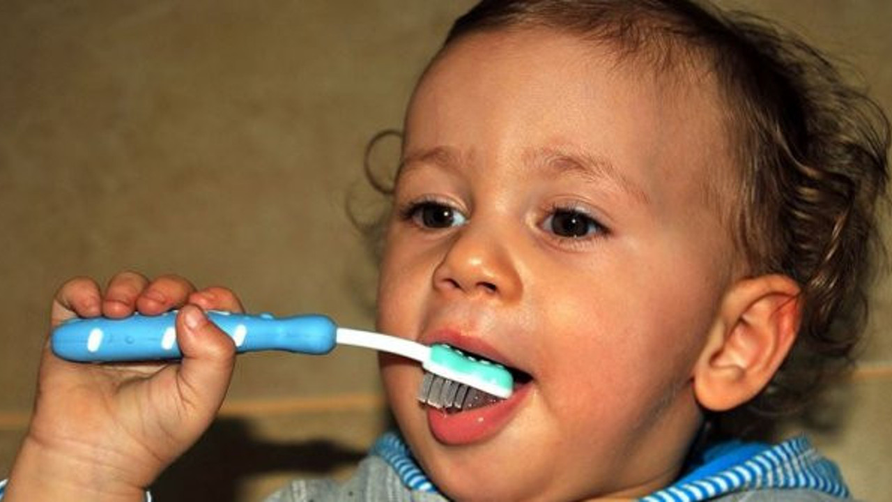 "Çocuklarda diş temizliği süt dişleri ile başlamalı"