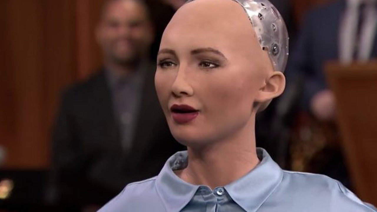 İnsansı robot Sophia, çizdiği portre ile şaşırttı
