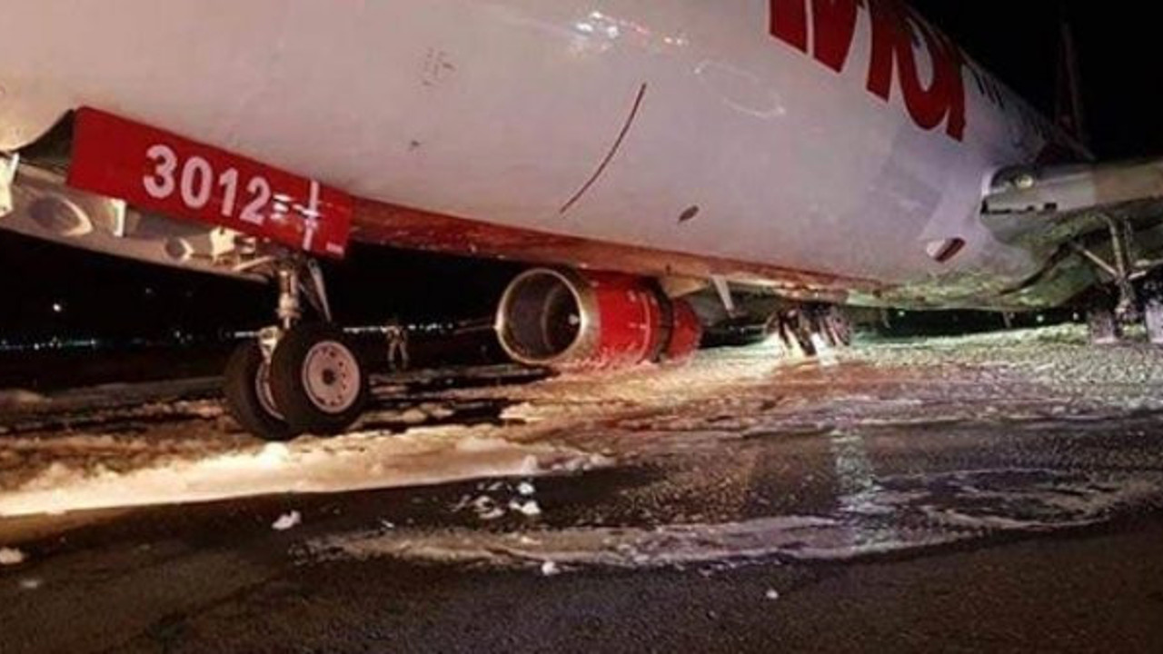 İniş takımları arızalanan uçakta büyük panik!