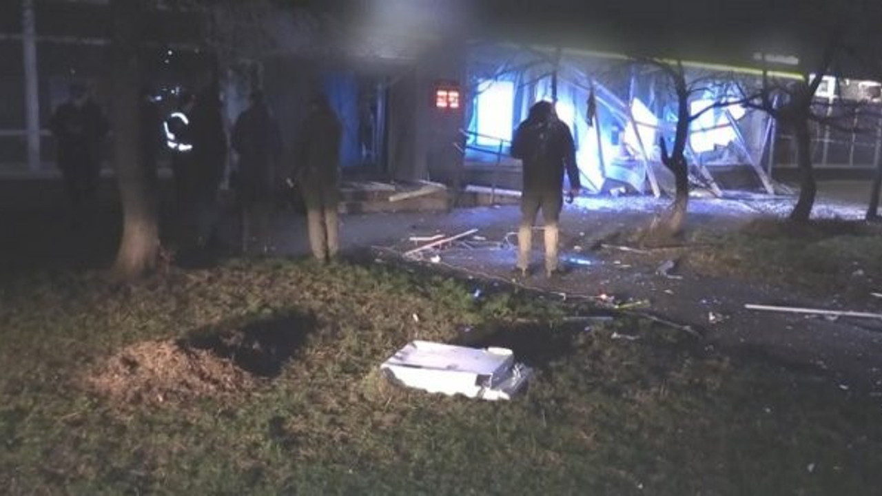 ATM'yi havaya uçurup soydular!