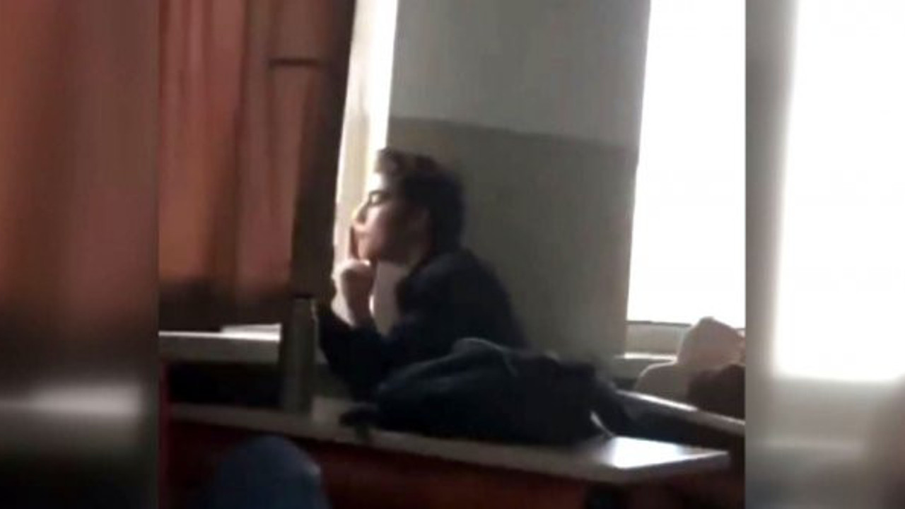 Sınıfta sigara içip öğretmeni tiye aldılar!