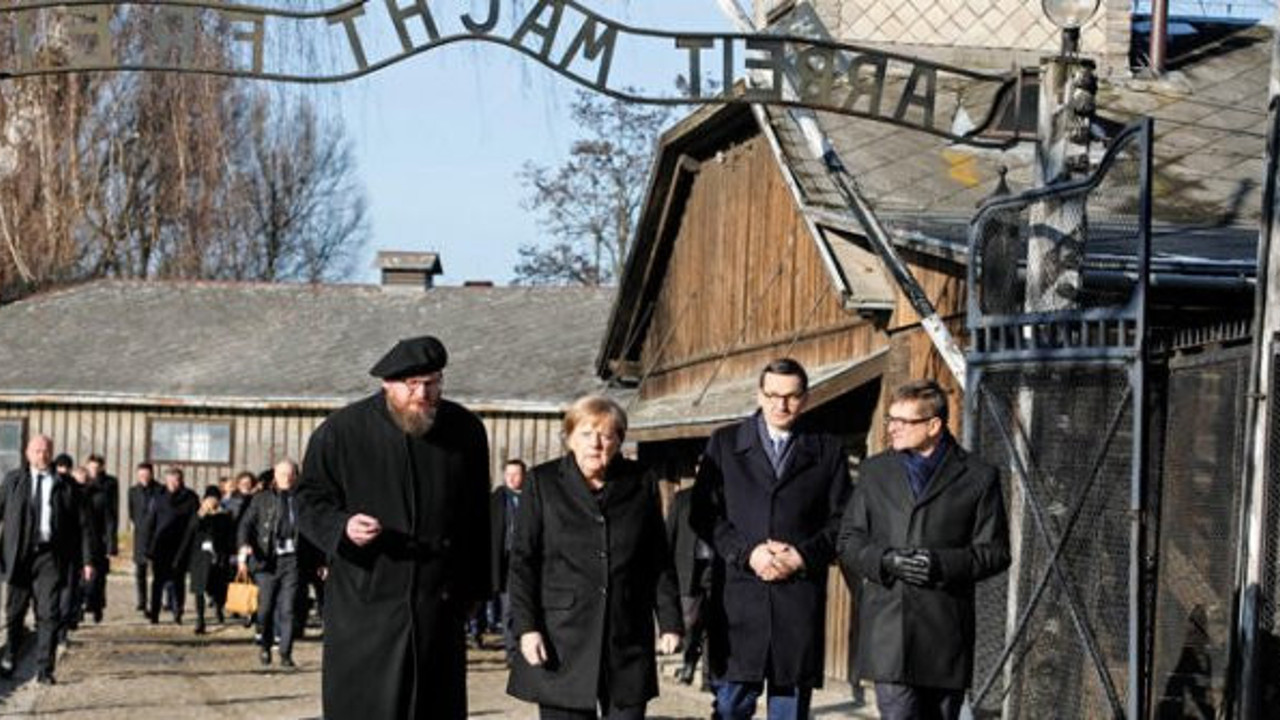 Merkel'den Auschwitz toplama kampına ziyaret