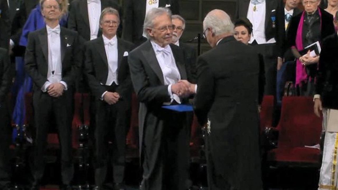 Tartışmalı yazar Peter Handke ödülünü aldı