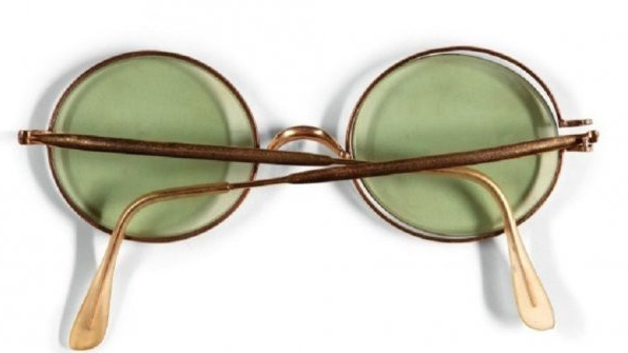 Efsane gitaristin gözlüğü 170 bin dolara satıldı!