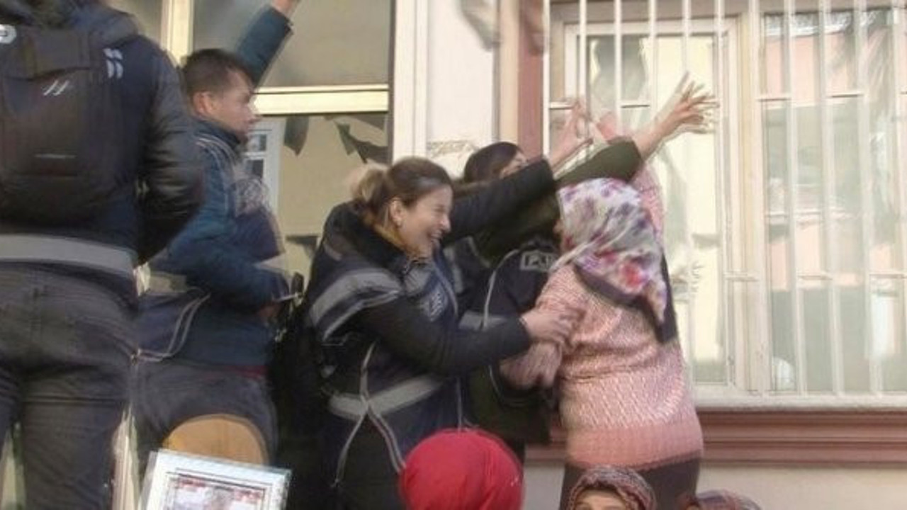 Evladı dağa kaçırılan anne, HDP'li vekillere terliğini fırlattı