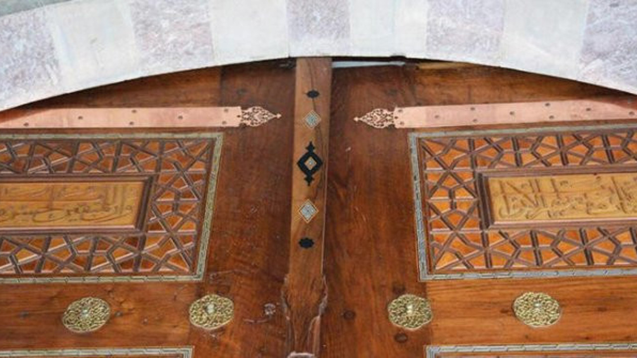 Süleymaniye Camii’nde onarım skandalı! Ayetleri ters astılar