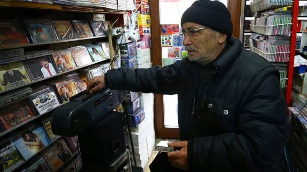 Dijital müziğe 60 bin kasetle meydan okuyor