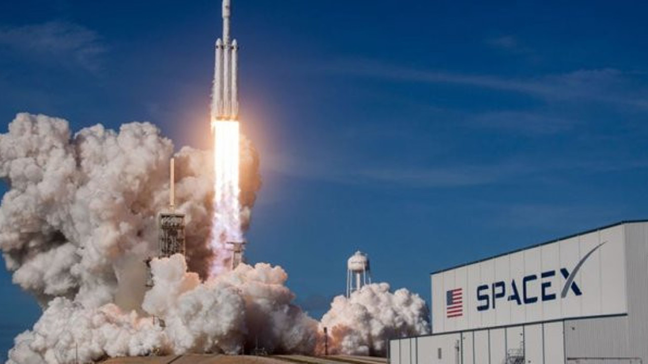 Japon milyarder Ay seyahati için yanına kız arkadaşı arıyor