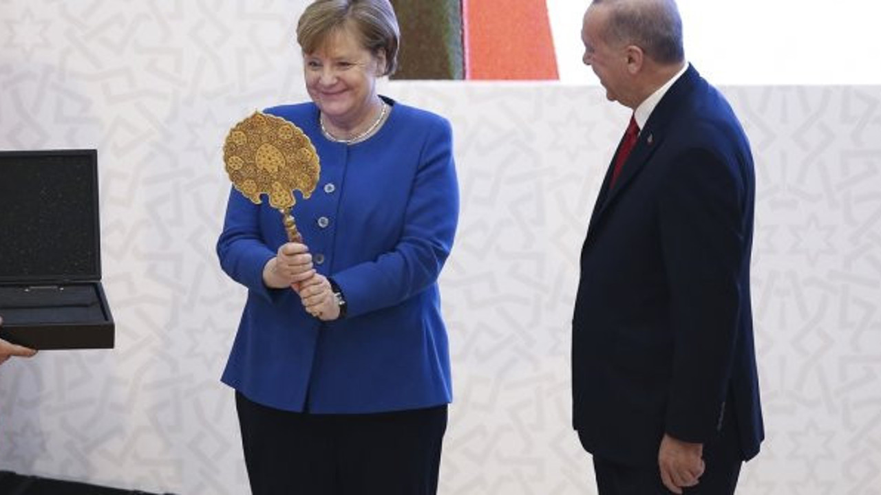 Erdoğan'dan, Merkel’e hediye sırçalı saray aynası