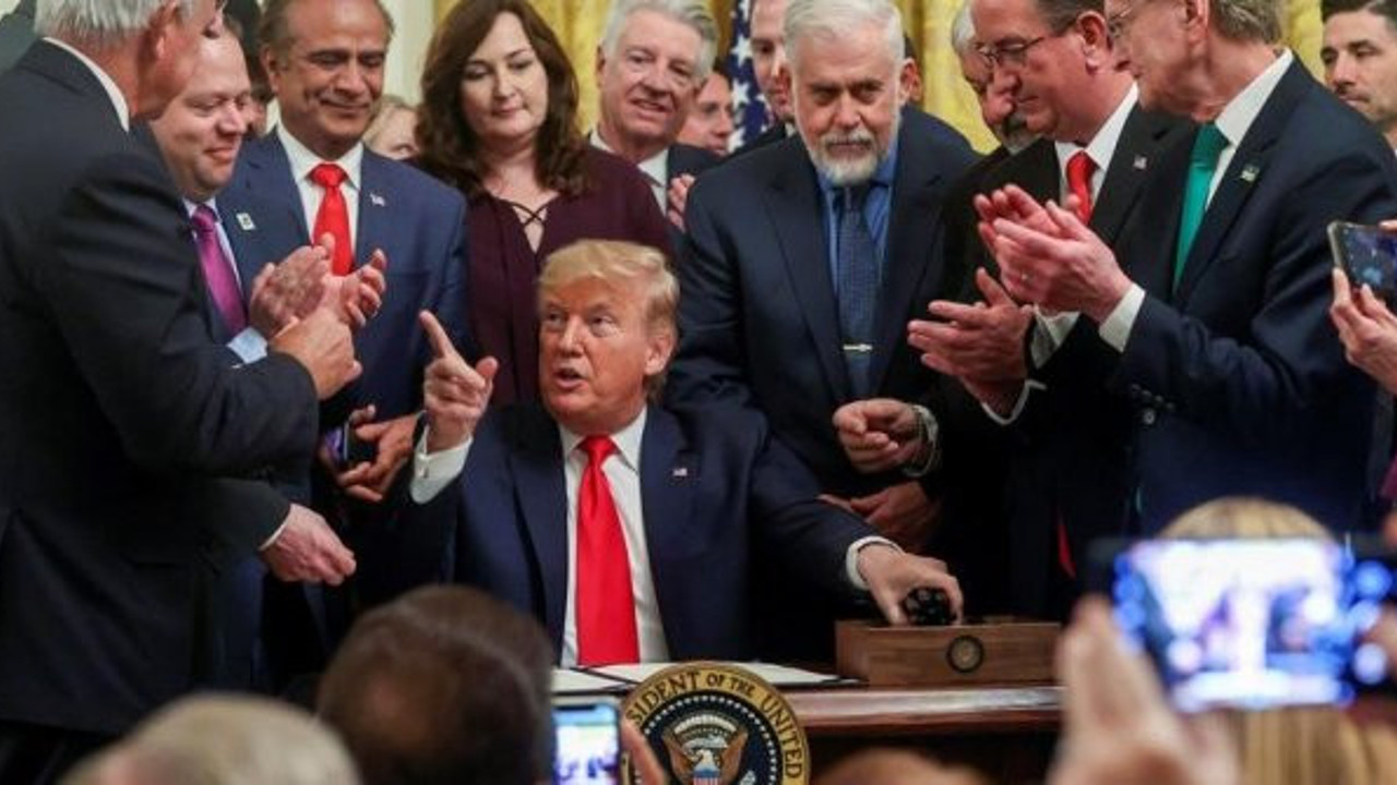 ABD Başkanı’nın yeni logosu alay konusu oldu