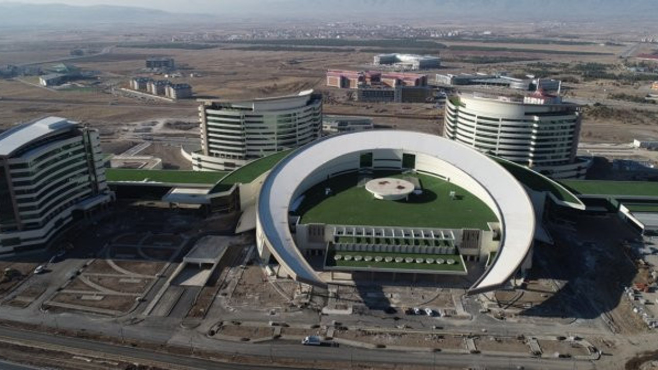 İktidarın övündüğü Erzurum Şehir Hastanesi şimdiden göçtü!