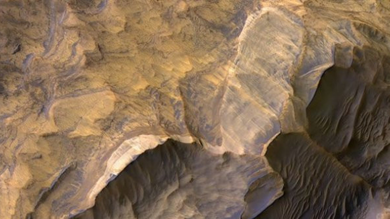 Mars'tan gezegenin kanyonlarına ışık tutan kare