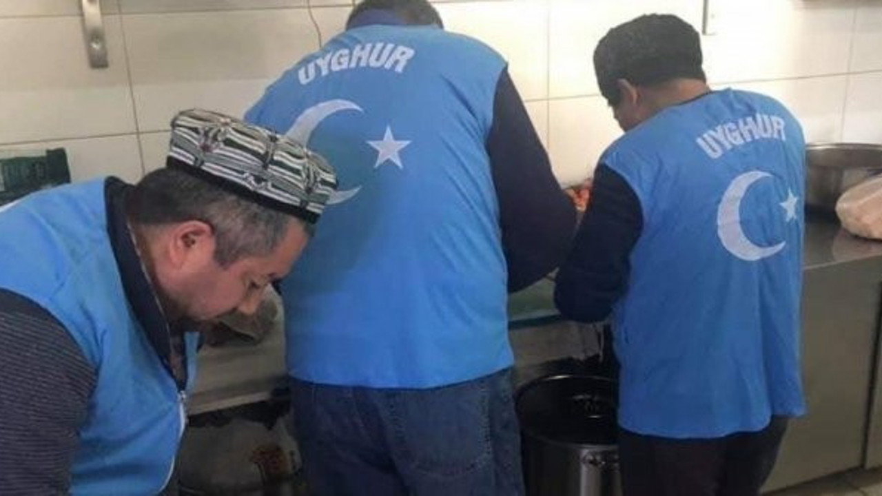 Uygur Türkleri Elazığ'daki depremzedeler için yemek dağıttı