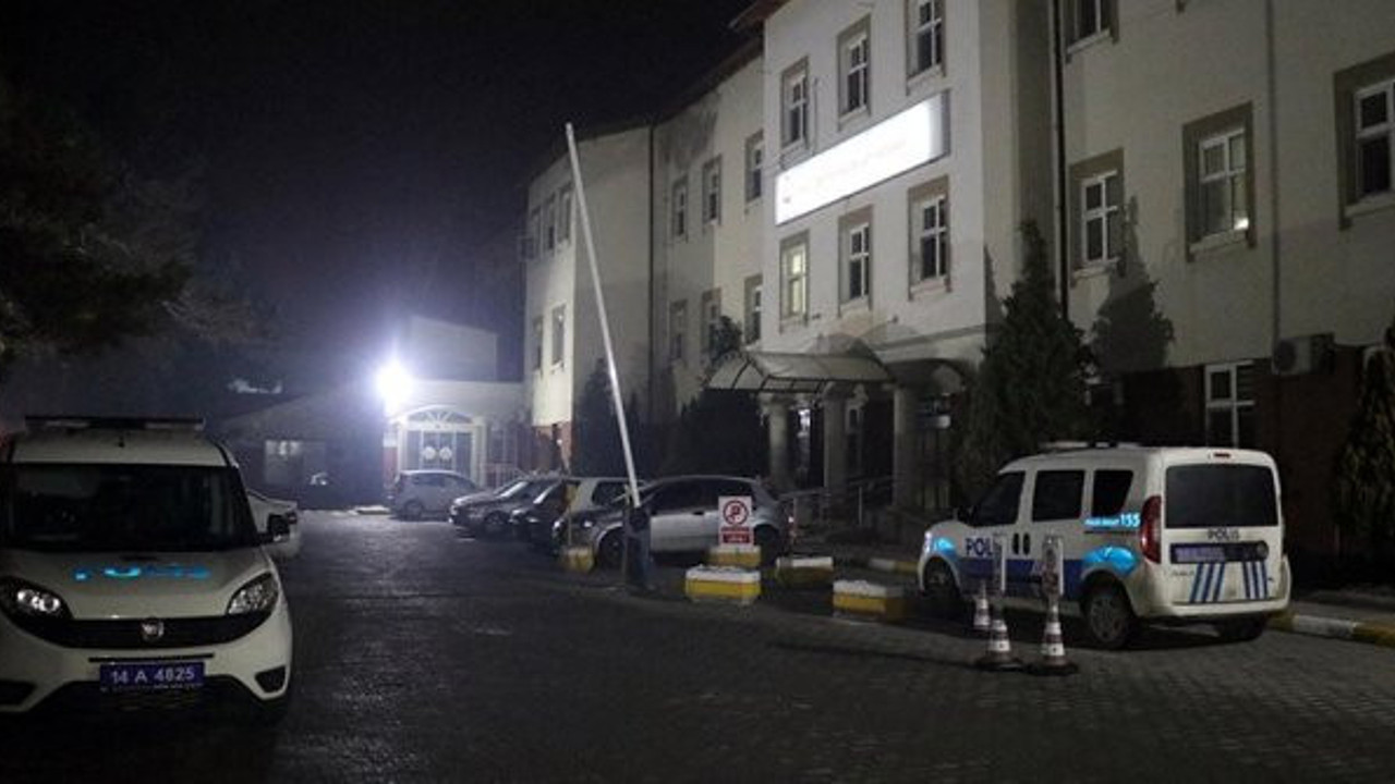 Sağlıklı dediği çocuklar öldü, doktor camdan atlayıp kaçtı!