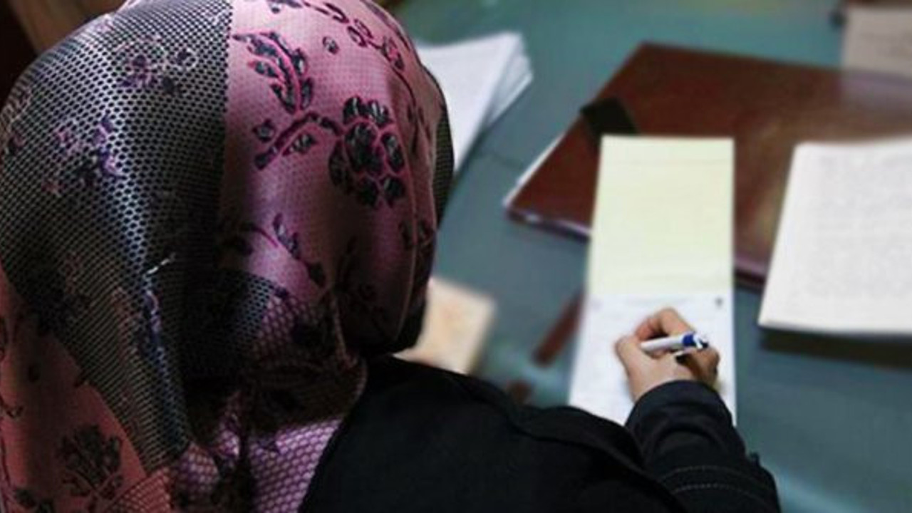 Başörtüsünü çıkarmak isteyen ablasını tehdit etti