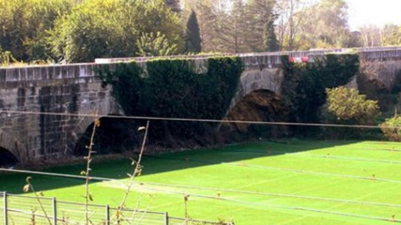 Arkeolojik mezar alanına halı saha