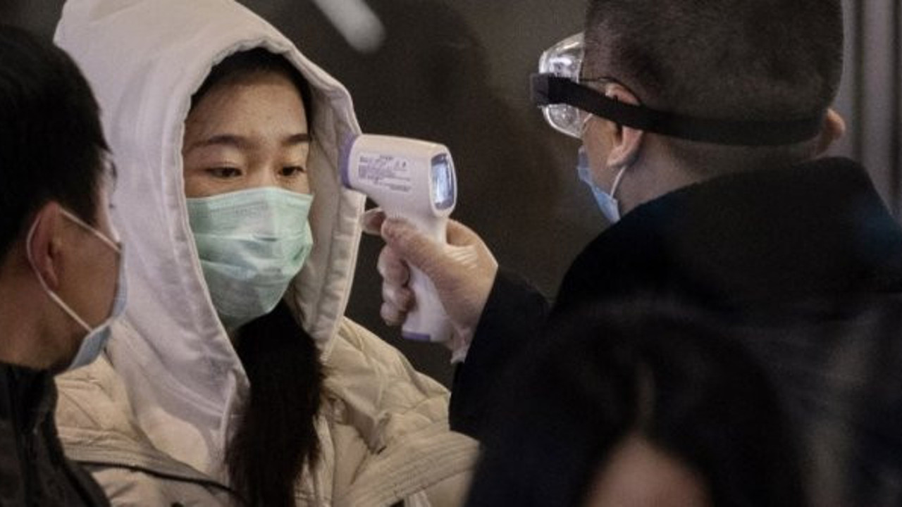 Pekin'de maske takmayana gözaltı geliyor