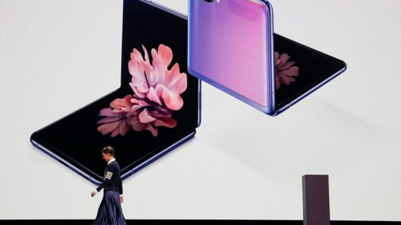 Samsung katlanabilir telefonunu tanıttı!
