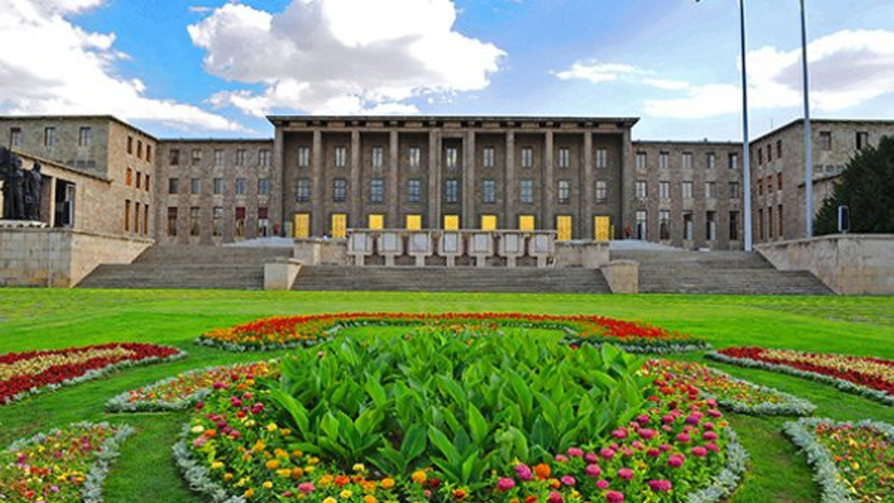 Meclis önünde intihar girişimi: Çocuklarım aç diyerek kendini yakmaya çalıştı!