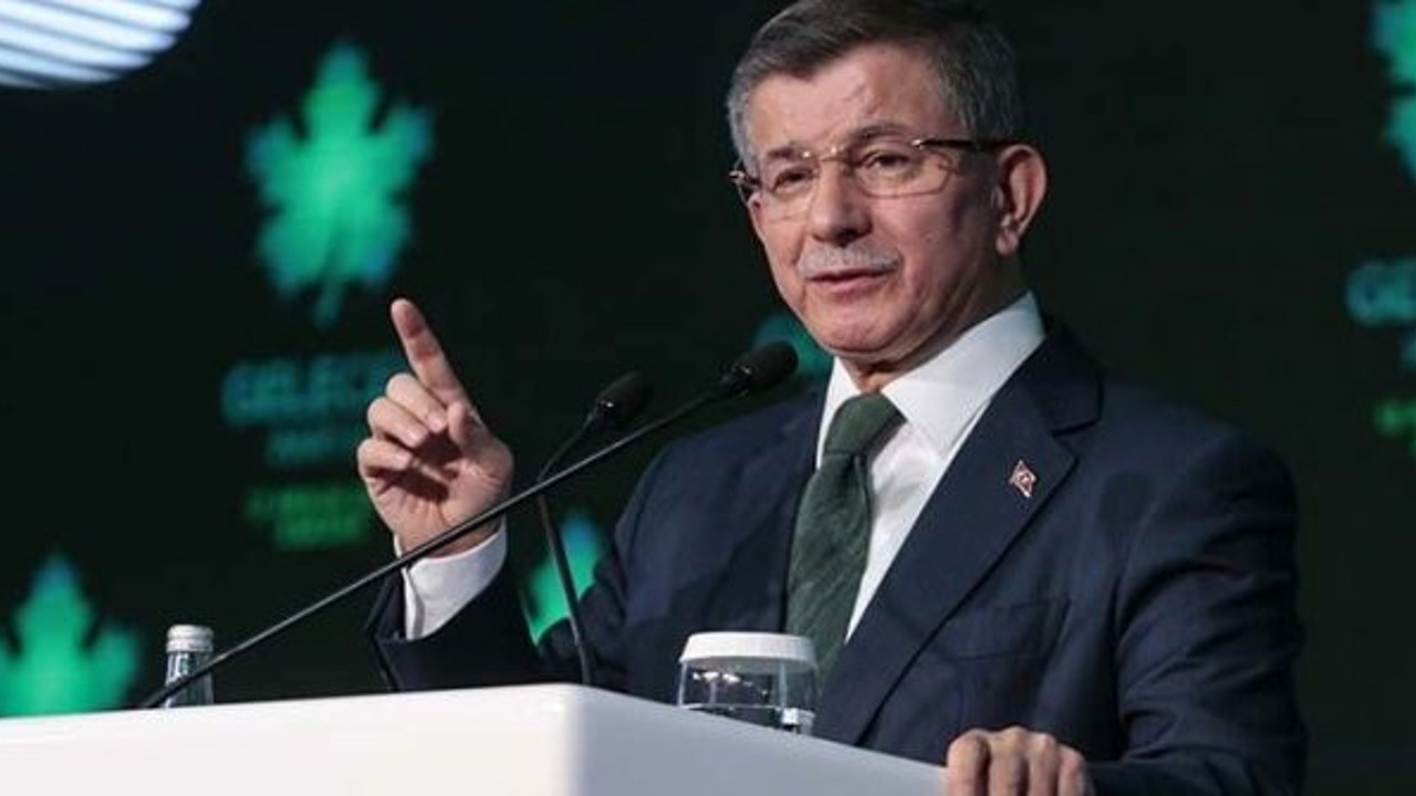 Ahmet Davutoğlu'nun masasında AKP'yi üzecek anket!