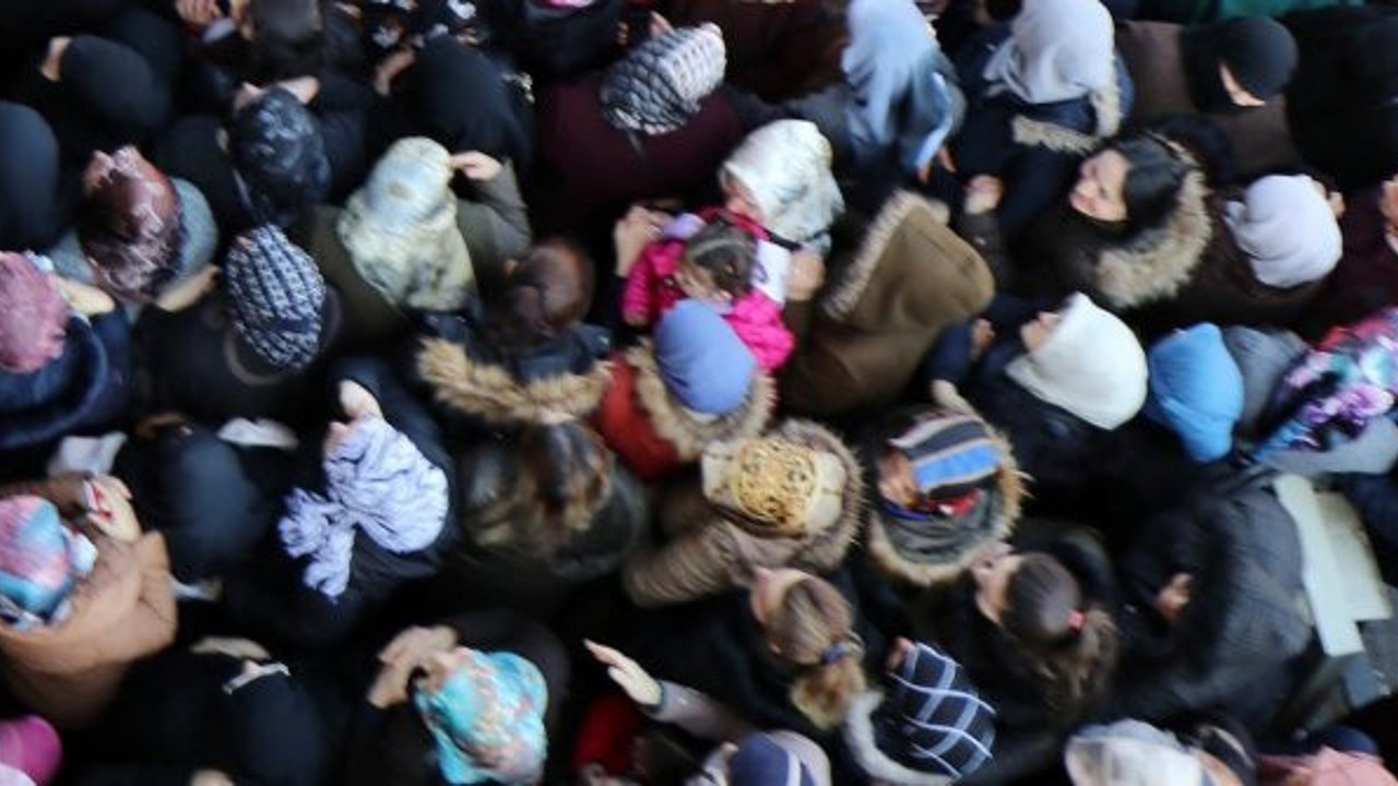 İndirim izdihamında birbirlerini ezdiler!