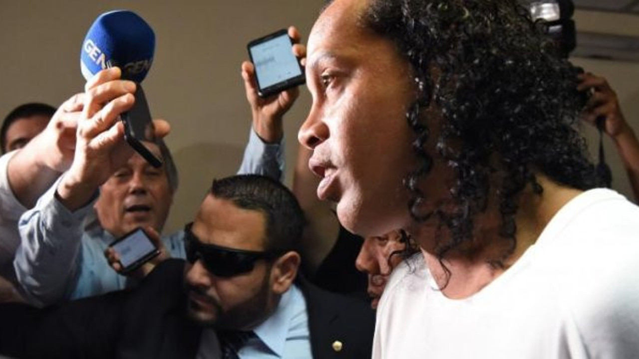 Brezilyalı futbolcu Ronaldinho tutuklandı!