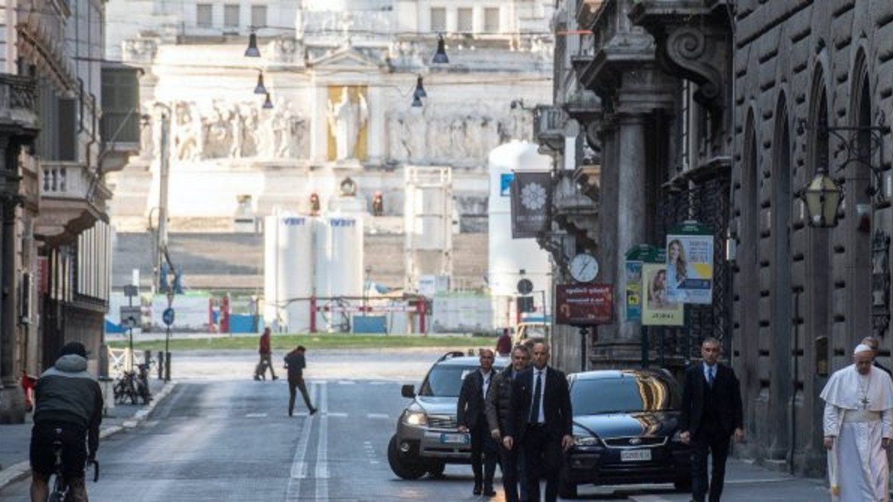 Papa, salgın duası için boş sokaklarda gezdi...
