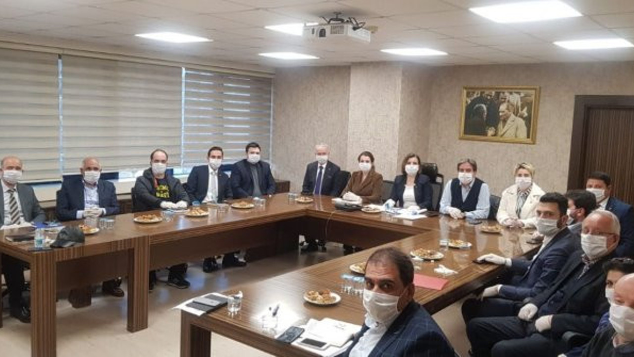 Siyasilerden dikkat çeken koronavirüs zirvesi!