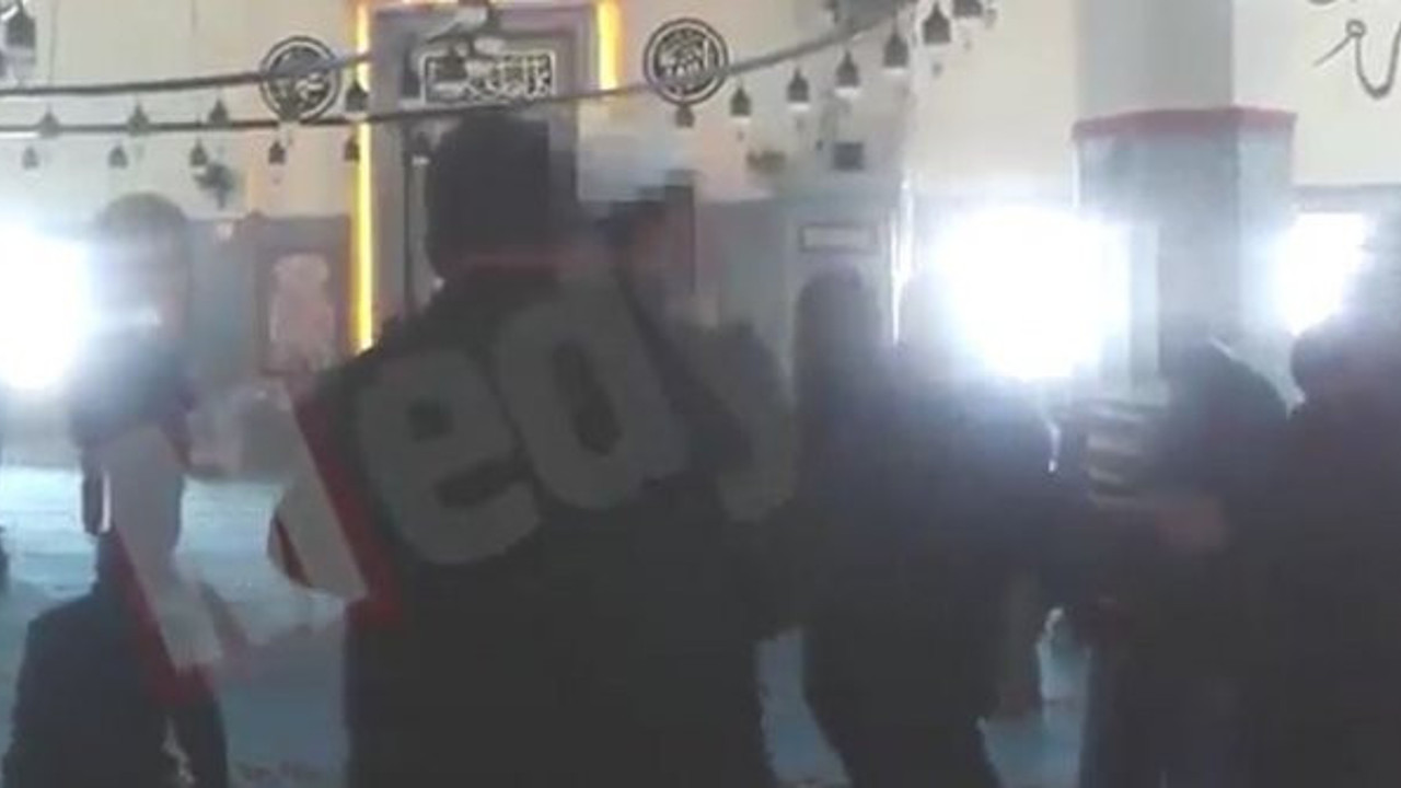 'Cemaatle namaz kılacağız' deyip cami görevlisi ile tartıştılar