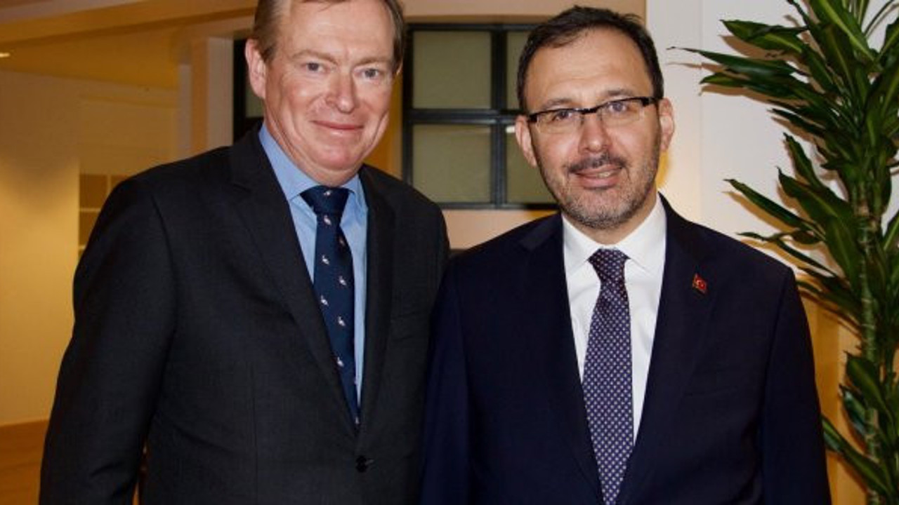 Hollanda Sağlık Bakanı Kovid-19 oturumunda bayıldı