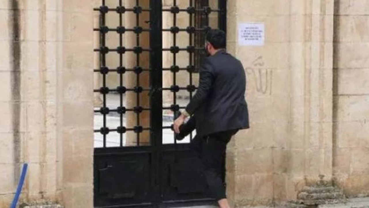 Koronavirüs uyarılarına rağmen, Cami kapısını zorladılar!