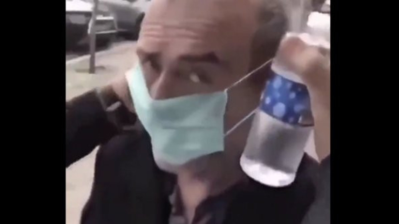 Yaşlı adama zorla maske takıp başından kolonya döktüler
