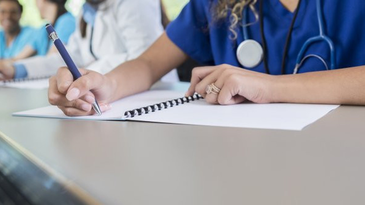 Tıp öğrencileri erken mezun ediliyor!