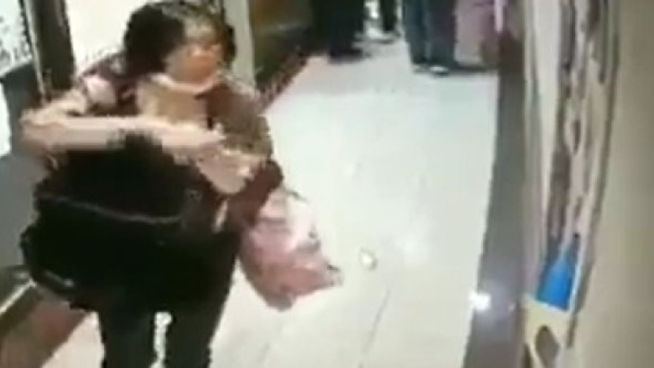 Çinli olduğu öne sürülen kadın korona virüs yaymak için asansöre tükürdü