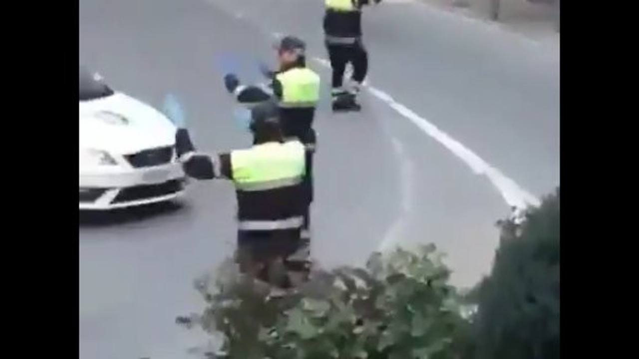 Sokak ortasında dans eden polisler gündem oldu