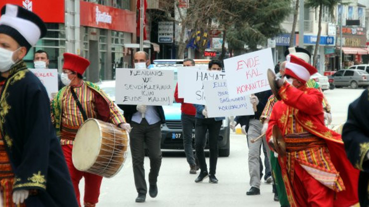 Mehter Takımından evde kalan vatandaşa moral konseri