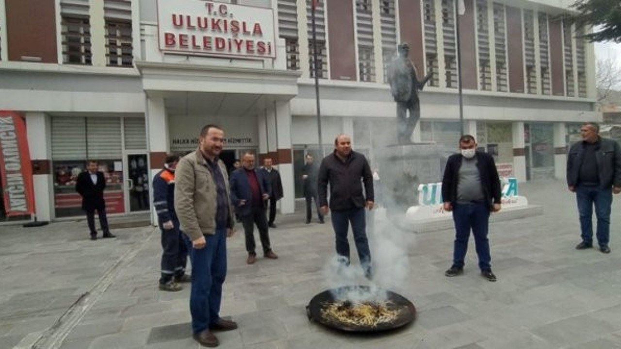 Doktorlar virüsle savaşırken belediye başkanı tütsü yaktı