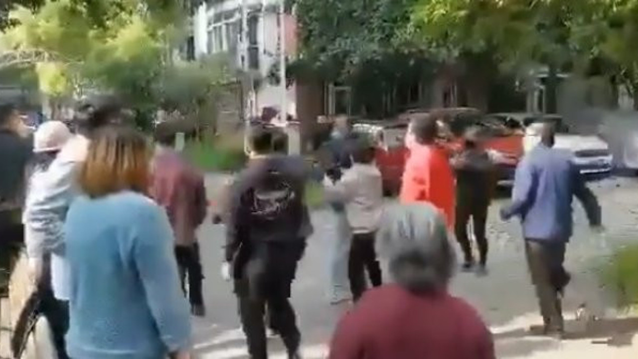 Çin’de sokağa çıkma yasağı sonrası vatandaşlar kavga etti