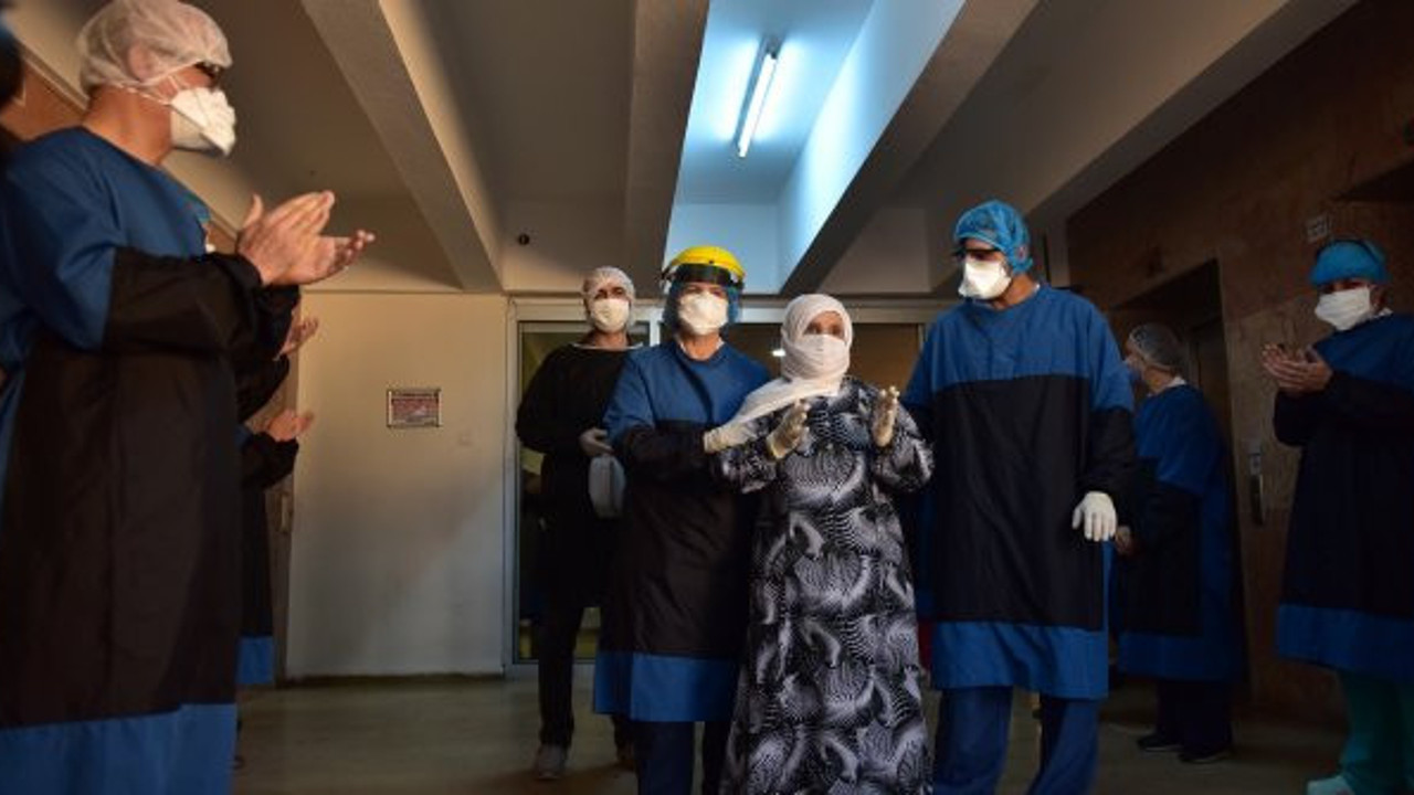 Korona virüsü yenen 90 yaşındaki Alye teyze Cerrahpaşa'dan alkışlarla taburcu oldu
