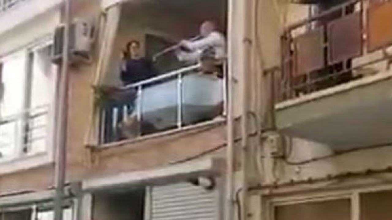 Herkes seyretti: Bu görüntüleri karşı balkondaki çekti